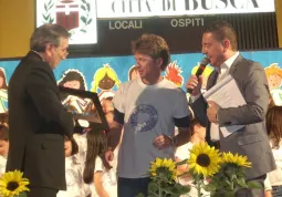 la premiazione del Cuoricino oro al direttore del coro di Biella